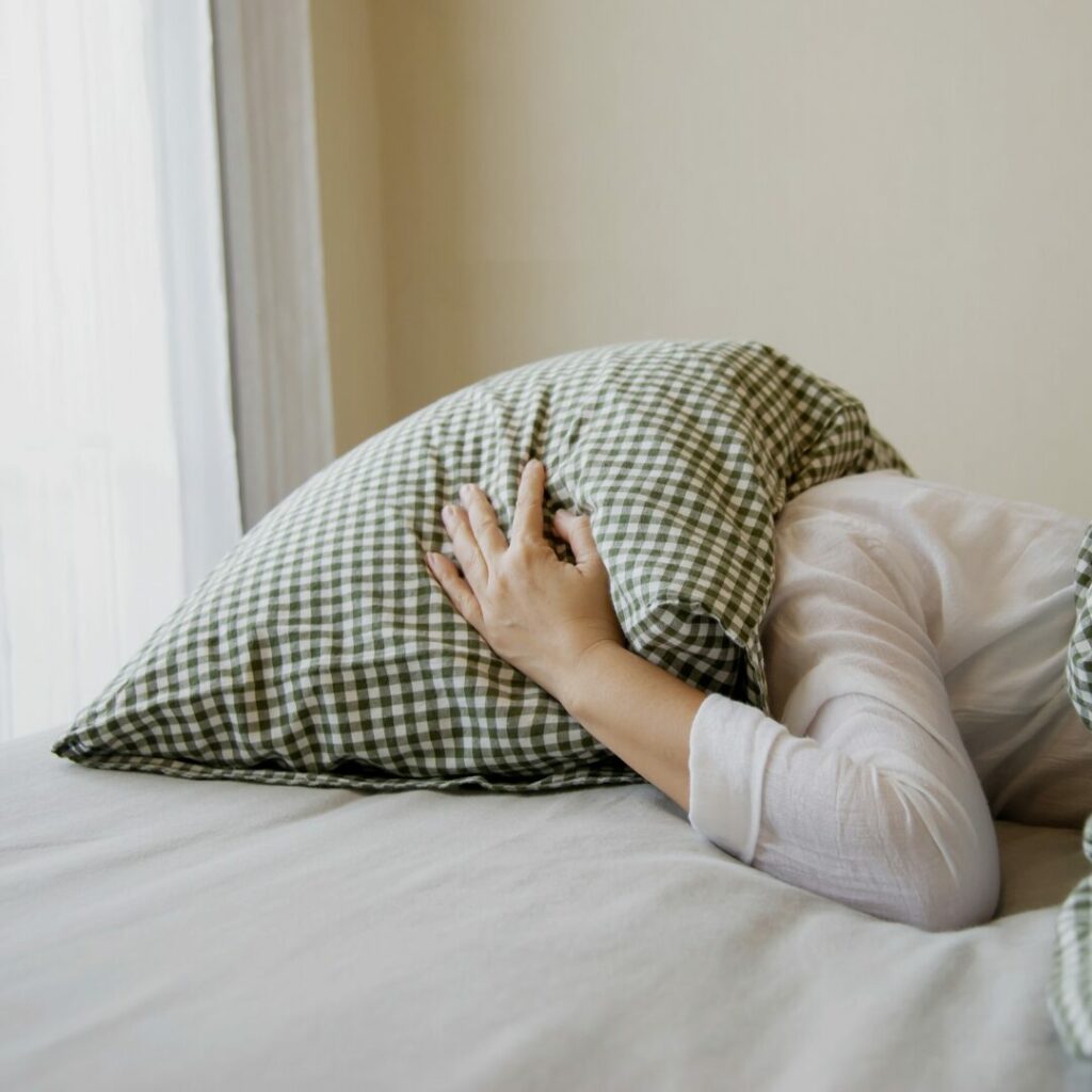 Schlafkissen im Bett